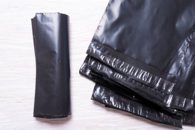 Ahşap masa üzerinde siyah polietilenler zarf