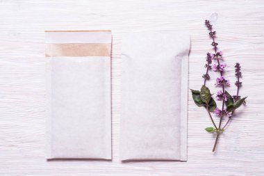 Ahşap arka plan üzerinde iki köpük yastıklı zarf kümesini