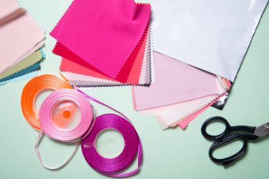 Tekstil kumaş ve terzi iş tablosu üzerinde şerit 