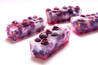 Koyu arka plan üzerinde siyah frenk üzümü dondurulmuş