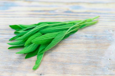 ahşap zemin üzerine ateş çiçeği demet