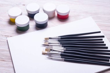 Opak suluboya ve fırçalar