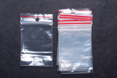 Siyah arka plan üzerine polietilen ZIP kilit torba ayarla