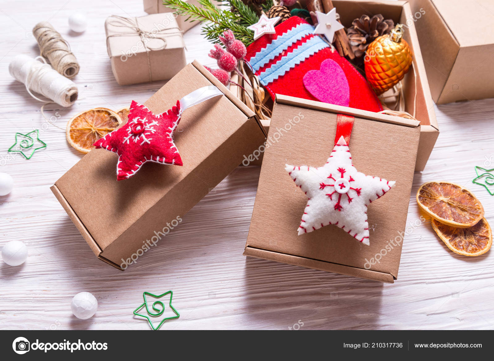 Decoração Artesanal Com Caixa Papelão Conceito Natal fotos, imagens de © Yumis #210317736 Decoração Artesanal Com Caixa Papelão Conceito Natal fotos, imagens de © Yumis #210317736