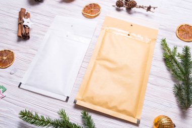 Paketleme, ahşap arka plan, Christm kabarcık zarflara posta