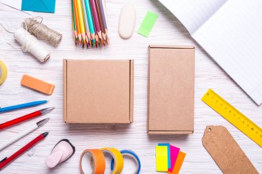 Karton kutular ve ileti örneğine ahşap arka plan, üst kümesi 