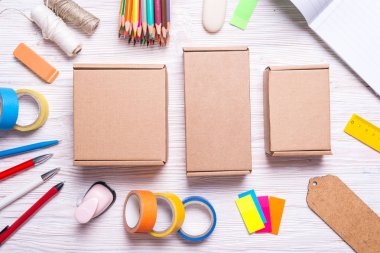 Karton kutular ve ileti örneğine ahşap arka plan, üst kümesi 