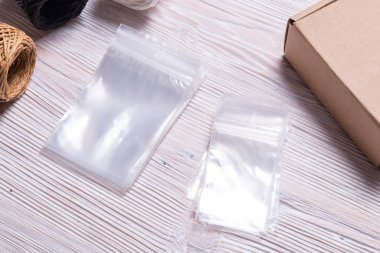 Açık polietilenler zip kilit ahşap masa