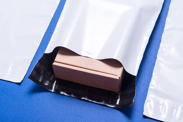 Набор полиэтиленовых конвертов на синем фоне
