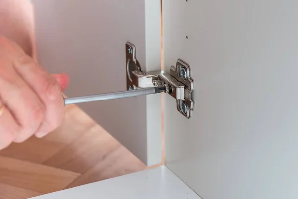 Fixing Cabinet Door Hinge Using Screwdriver — Stock Photo, Image