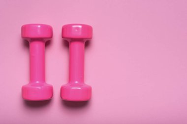 Pembe renk üzerinde pembe dumbbell çifti