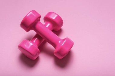 Pembe renk üzerinde pembe dumbbell çifti