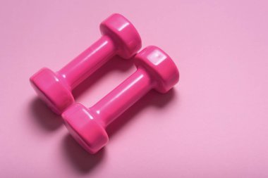 Pembe renk üzerinde pembe dumbbell çifti