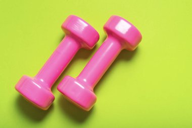 Yeşil renk üzerinde pembe dumbbell çifti