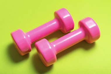 Yeşil renk üzerinde pembe dumbbell çifti