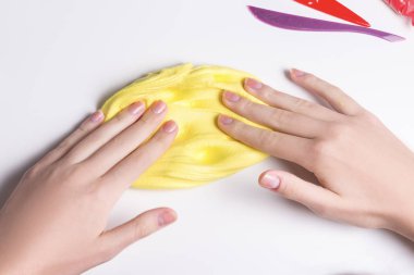 Sarı sümük ile oynayan kız eller