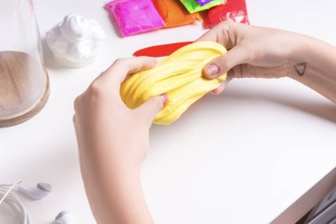 Sarı sümük ile oynayan kız eller