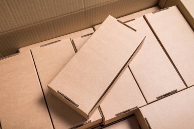 Depoda LOF karton kutular