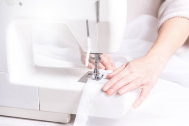 Dikiş makinesiyle çalışan kadın