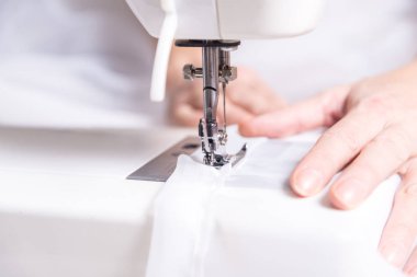 Dikiş makinesiyle çalışan kadın