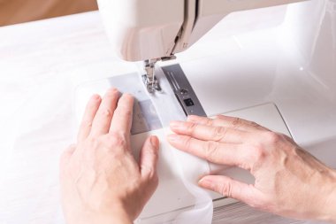 Dikiş makinesiyle çalışan kadın