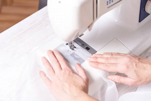 Femme Travaillant Avec Une Machine Coudre — Photo