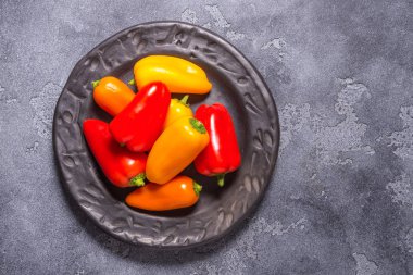 Mini paprica, kırmızı, sarı ve turuncu Grup