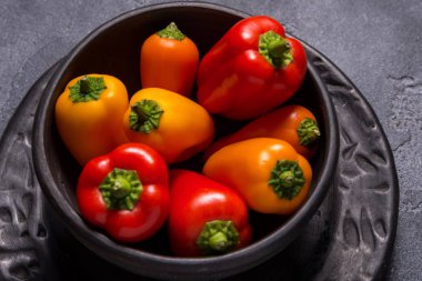 Mini paprica, kırmızı, sarı ve turuncu Grup