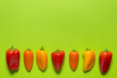 Mini paprica, kırmızı, sarı ve turuncu Grup
