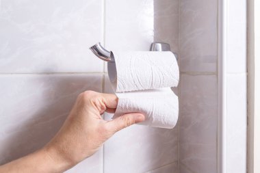 Tuvalet kağıdın son alarak el