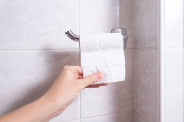 Tuvalet kağıdın son alarak el