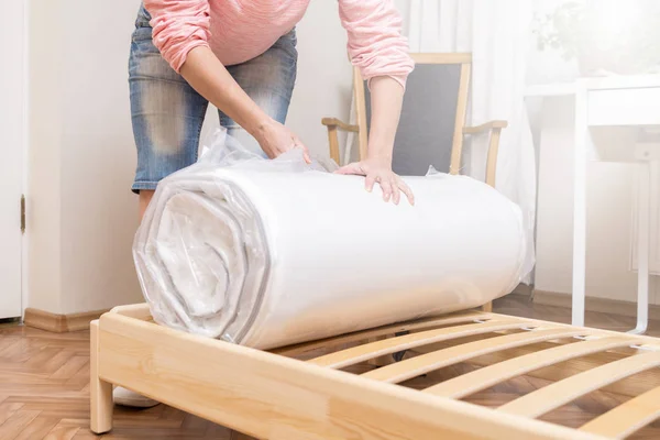 Mujer Desenrollando Nuevo Colchón — Foto de Stock