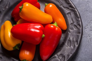 Mini paprica, kırmızı, sarı ve turuncu Grup