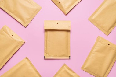 Çok fazla kabarcık zarfların pembe bir arka plan üzerinde