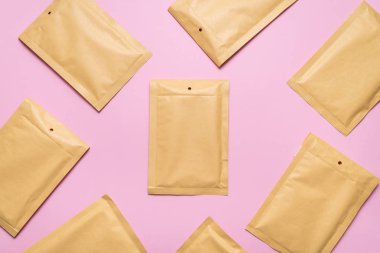 Çok fazla kabarcık zarfların pembe bir arka plan üzerinde