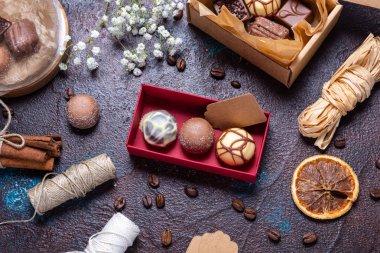 hediye kutusunda çikolata şekerleme