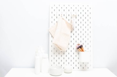 Banyo masasında krem ve şampuan şişesi