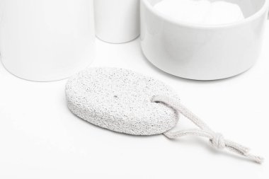 Tuvalet masasında beyaz sünger taşı var.