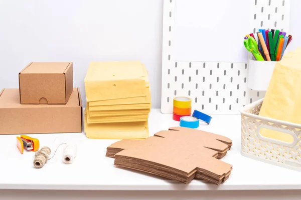 Bürodeck Mit Postverpackung Kleines Geschäftskonzept — Stockfoto