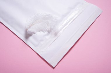 Pembe arka planda tüy lü hafif kabarcık zarfı
