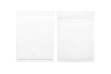 Beyaz kağıt baloncuk zarfları, izole edilmiş