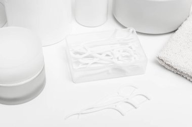 Beyaz ve kahverengi karton kutular seti, gri arkaplanda kopyalama alanı