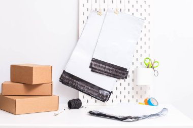 Ofis masasında polietilen çanta seti