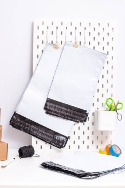 Ofis masasında polietilen çanta seti