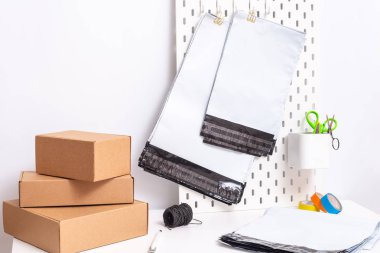 Ofis masasında polietilen çanta seti