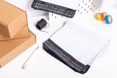 Ofis masasında polietilen çanta seti