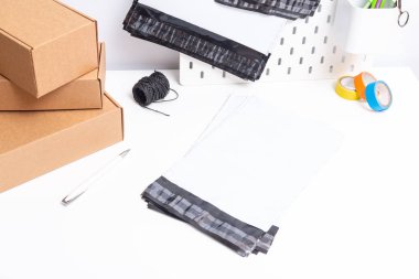 Ofis masasında polietilen çanta seti