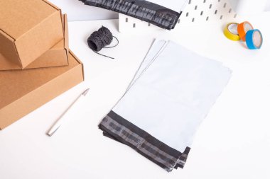 Ofis masasında polietilen çanta seti