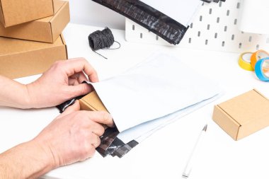 Ofis masasında polietilen çanta seti