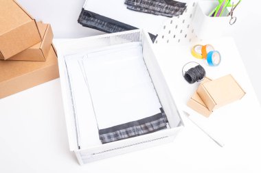 Ofis masasında polietilen çanta seti